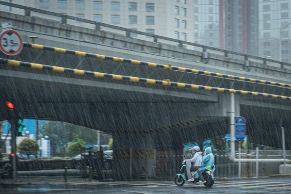 ___Fuertes_lluvias_azotan_la_regio_n_Beijing_Tianjin_Hebei_de_China_mientras_el_tifo_n_Doksuri_golpea video poster