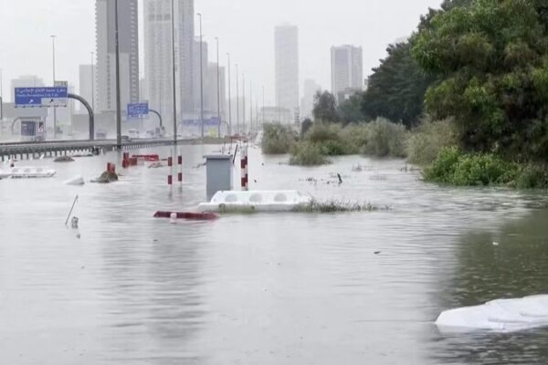 Fuertes_lluvias_en_Duba_i_causan_inundaciones_y_retrasos_en_vuelos_____