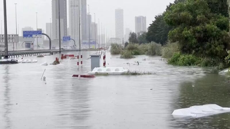 Fuertes_lluvias_en_Duba_i_causan_inundaciones_y_retrasos_en_vuelos_____