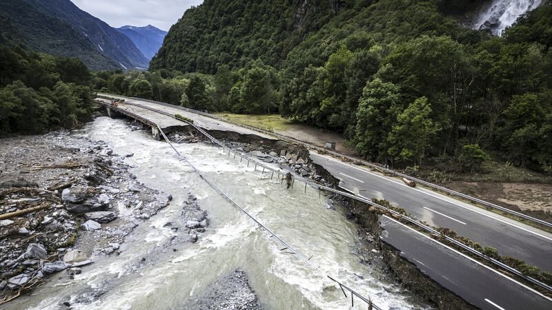 ___Fuertes_lluvias_provocan_inundaciones_y_deslizamientos_de_tierra_en_Suiza