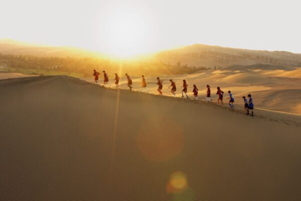 Futbolistas del Desierto: El Valiente Equipo de Tetel Primary Entrena en el Calor de 52°C en Xinjiang Futbolistas_del_Desierto__El_Valiente_Equipo_de_Tetel_Primary_Entrena_en_el_Calor_de_52_C_en_Xinjiang video poster