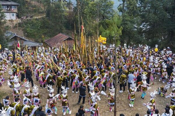Grupo étnico Miao celebra el vibrante Festival Lusheng en Guizhou 🎉 Grupo_e_tnico_Miao_celebra_el_vibrante_Festival_Lusheng_en_Guizhou__