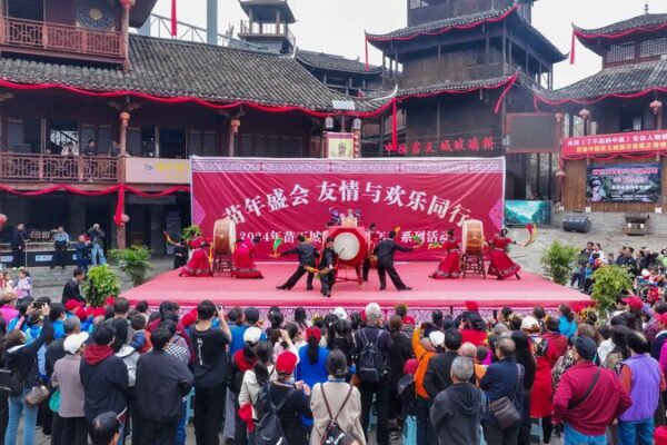 Guizhou cobra vida: el Festival de Año Nuevo Miao une a locales y visitantes 🎉 Guizhou_cobra_vida__el_Festival_de_An_o_Nuevo_Miao_une_a_locales_y_visitantes__ video poster