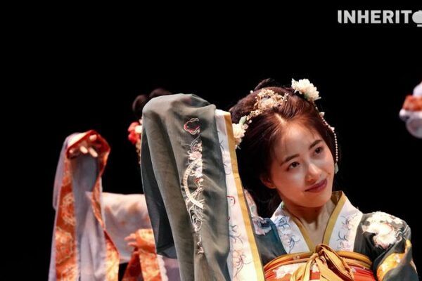Hanfu en Movimiento: La Juventud de Luoyang Revive el Vestuario Tradicional a Través del Baile 💃 Hanfu_en_Movimiento__La_Juventud_de_Luoyang_Revive_el_Vestuario_Tradicional_a_Trave_s_del_Baile__