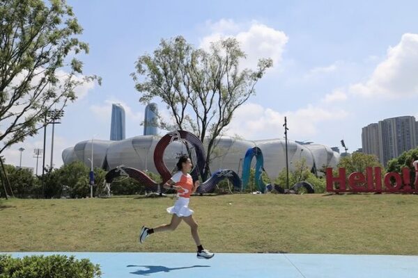 Hangzhou: Donde la Serenidad se Encuentra con la Aventura—Las Épicas Corridas Matutinas de Tang Xiaofang Hangzhou__Donde_la_Serenidad_se_Encuentra_con_la_Aventura_Las_E_picas_Corridas_Matutinas_de_Tang_Xiaofang video poster