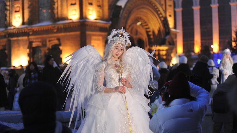 Harbin_gana_ma_s_de__800_millones_mientras_turistas_acuden_al_parai_so_invernal____