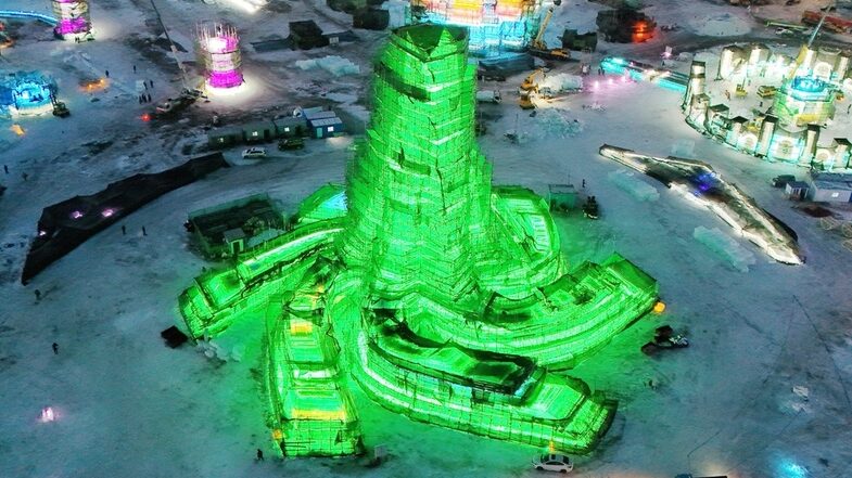 Harbin_ilumina_el_cielo_con_torre_de_hielo_tema_tica_de_drago_n_para_el_An_o_Nuevo