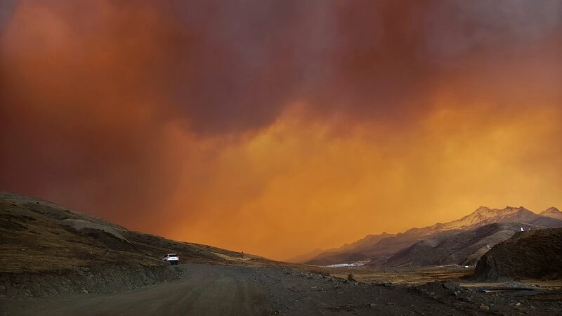 He_roes_se_unen_para_combatir_un_gran_incendio_forestal_en_Sichuan__China