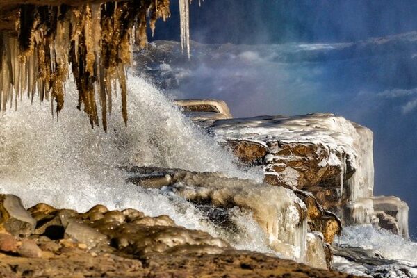 Hielo_y_aguas_rugientes_en_la_Cascada_Hukou____
