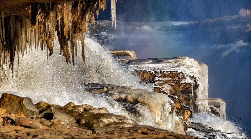 Hielo_y_aguas_rugientes_en_la_Cascada_Hukou____