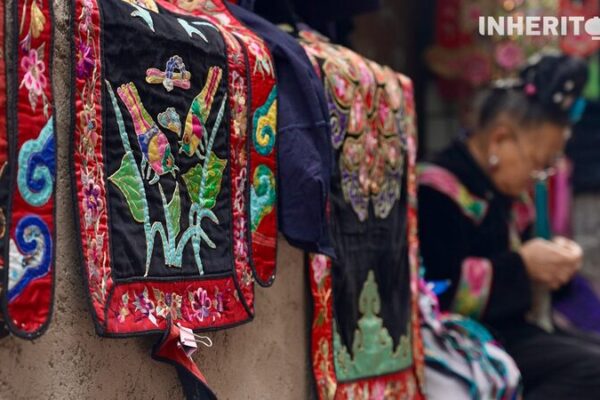 Hilos_Coloridos_se_Despliegan_en_el_Mercado_de_Bordados_Miao
