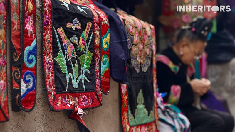 Hilos_Coloridos_se_Despliegan_en_el_Mercado_de_Bordados_Miao