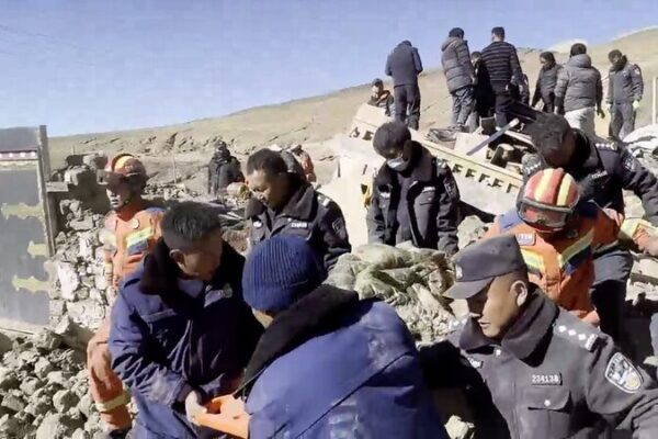 Hombre_rescatado_tras_terremoto_de_magnitud_6_8_sacude_Xizang__ video poster