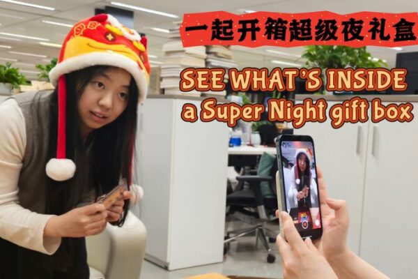 Hong_Yang_de_CGTN_revela_la_sorpresa_de_una_caja_de_regalos_del_An_o_Nuevo_Chino video poster