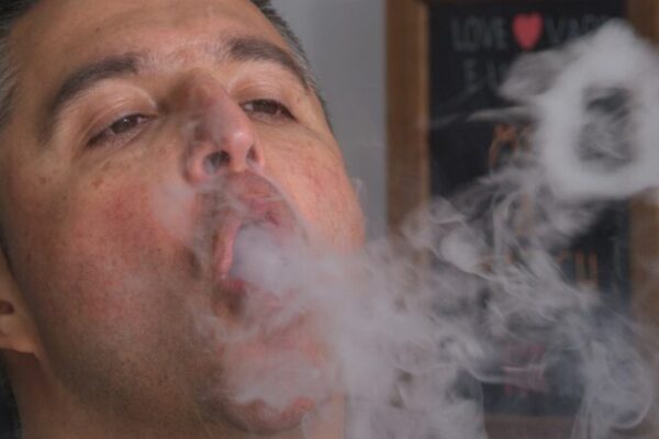 Hospitales del Reino Unido ofrecen cigarrillos electrónicos gratis para ayudar a dejar de fumar 🚭 Hospitales_del_Reino_Unido_ofrecen_cigarrillos_electro_nicos_gratis_para_ayudar_a_dejar_de_fumar__ video poster