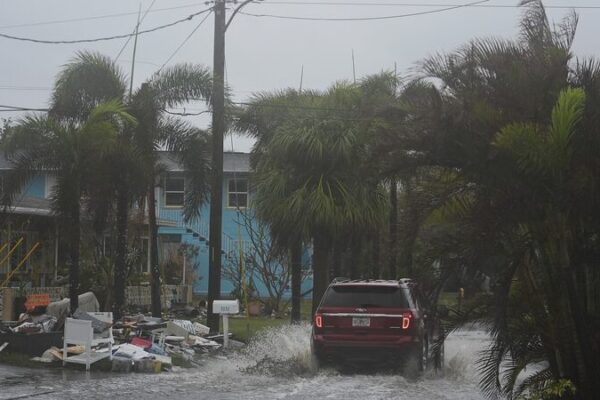 Huracán Milton golpea Florida: Tampa Bay se prepara para el impacto 🌪️ Huraca_n_Milton_golpea_Florida__Tampa_Bay_se_prepara_para_el_impacto___ video poster