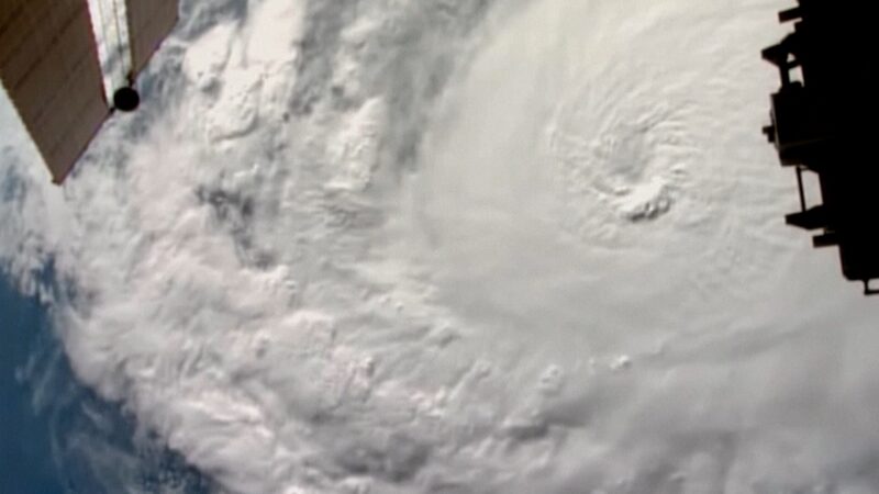 Huraca_n_Milton_se_fortalece_a_Categori_a_5_y_amenaza_la_costa_de_Florida video poster