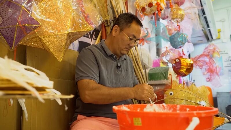 Iluminando_tradiciones__Kenneth_Mo_y_el_arte_de_los_faroles_de_papel_en_Hong_Kong video poster