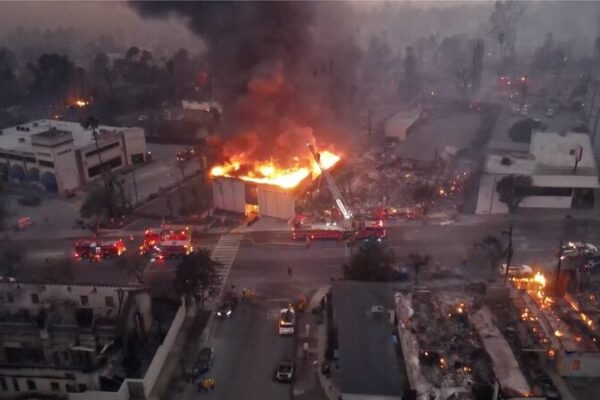 Imágenes de dron muestran la devastación por incendios forestales en Altadena, LA Ima_genes_de_dron_muestran_la_devastacio_n_por_incendios_forestales_en_Altadena__LA video poster