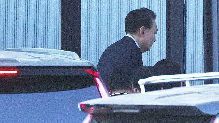 _Impactante__Arrestan_al_presidente_destituido_de_Corea_del_Sur__Yoon_Suk_yeol video poster