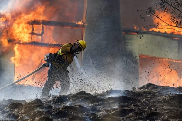 __Incendio_Edgehill_arrasa_el_sur_de_California__comunidades_se_unen_contra_el_fuego