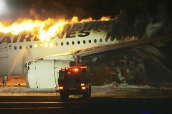 __Incendio_en_avio_n_en_el_Aeropuerto_de_Tokio_Haneda__pasajeros_evacuados_con_seguridad video poster