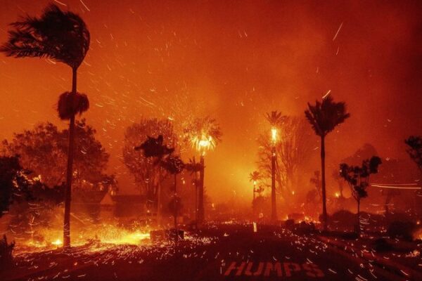 Incendio_forestal_obliga_a_30_000_a_evacuar_en_Pacific_Palisades_de_Los_A_ngeles video poster