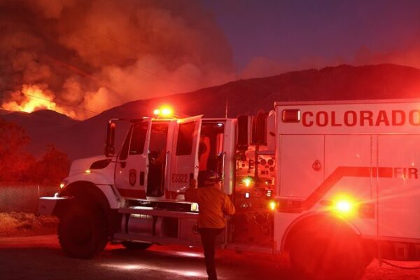 Incendios descontrolados arrasan California y Colorado, provocan evacuaciones 🚨 Incendios_descontrolados_arrasan_California_y_Colorado__provocan_evacuaciones__
