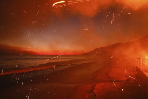 🔥 Incendios forestales arrasan en Los Ángeles: Las colinas de Hollywood bajo amenaza __Incendios_forestales_arrasan_en_Los_A_ngeles__Las_colinas_de_Hollywood_bajo_amenaza