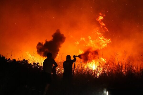 🔥 Incendios forestales en Turquía occidental obligan a evacuaciones en Izmir __Incendios_forestales_en_Turqui_a_occidental_obligan_a_evacuaciones_en_Izmir