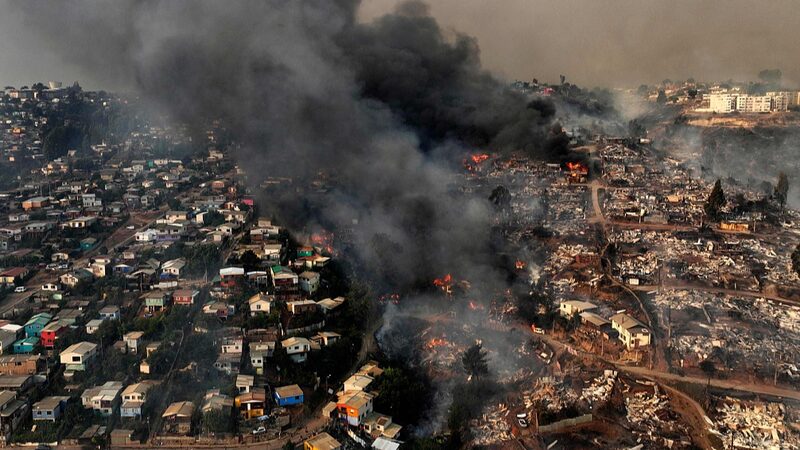 Incendios_forestales_en_el_centro_de_Chile_continu_an__Ma_s_de_112_muertos__miles_de_desplazados