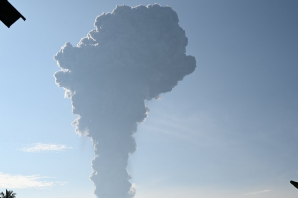 Indonesia evacúa a cientos cerca del volcán en erupción Monte Ibu Indonesia_evacu_a_a_cientos_cerca_del_volca_n_en_erupcio_n_Monte_Ibu