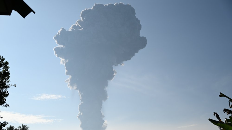 Indonesia_evacu_a_a_cientos_cerca_del_volca_n_en_erupcio_n_Monte_Ibu