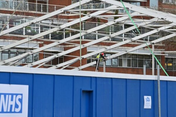 🏥 Inglaterra construye ‘centros de emergencia’ ante récord de casos de COVID-19 y escasez de pruebas __Inglaterra_construye__centros_de_emergencia__ante_re_cord_de_casos_de_COVID_19_y_escasez_de_pruebas