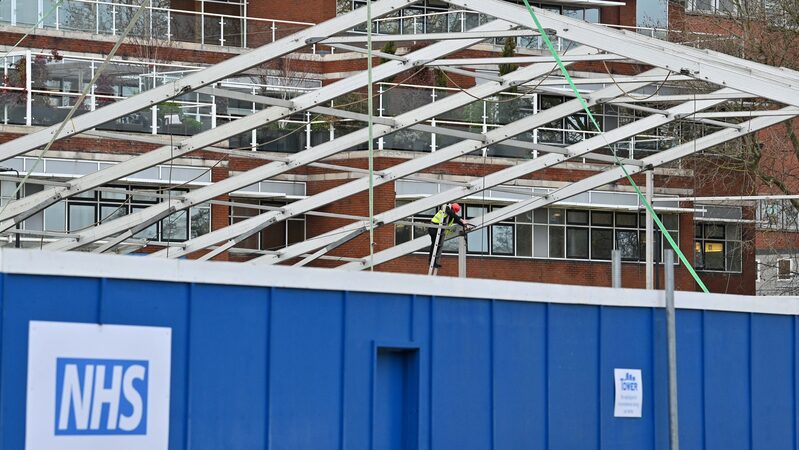 __Inglaterra_construye__centros_de_emergencia__ante_re_cord_de_casos_de_COVID_19_y_escasez_de_pruebas