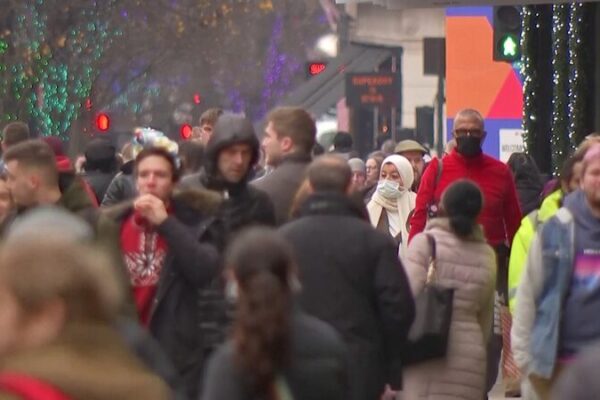 Inglaterra reduce el aislamiento por COVID-19 a 7 días en medio de casos en aumento Inglaterra_reduce_el_aislamiento_por_COVID_19_a_7_di_as_en_medio_de_casos_en_aumento video poster