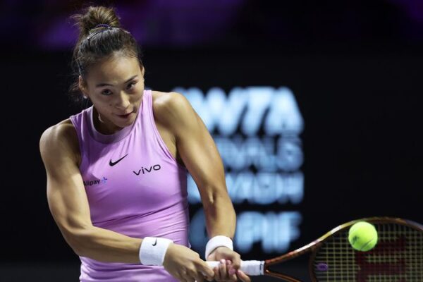 Inicio Difícil para Zheng Qinwen: Pierde ante Sabalenka en las Finales de la WTA Inicio_Difi_cil_para_Zheng_Qinwen__Pierde_ante_Sabalenka_en_las_Finales_de_la_WTA