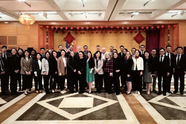 Inspirador encuentro entre Xu Xueyuan y jóvenes intelectuales estadounidenses 🤝 Inspirador_encuentro_entre_Xu_Xueyuan_y_jo_venes_intelectuales_estadounidenses__