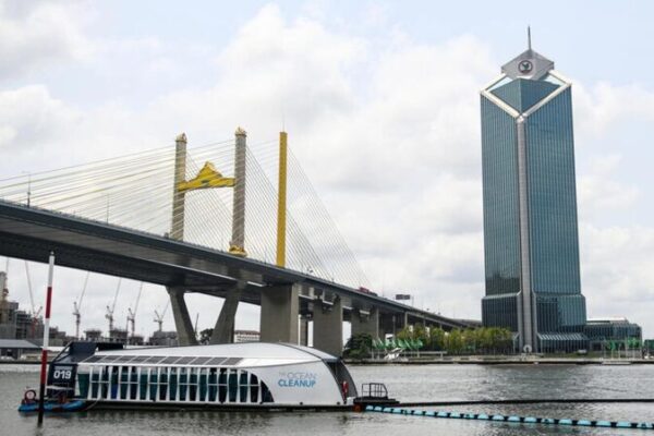 ‘Interceptor’ impulsado por energía solar limpia el río Chao Phraya en Bangkok 🌊♻️ _Interceptor__impulsado_por_energi_a_solar_limpia_el_ri_o_Chao_Phraya_en_Bangkok____