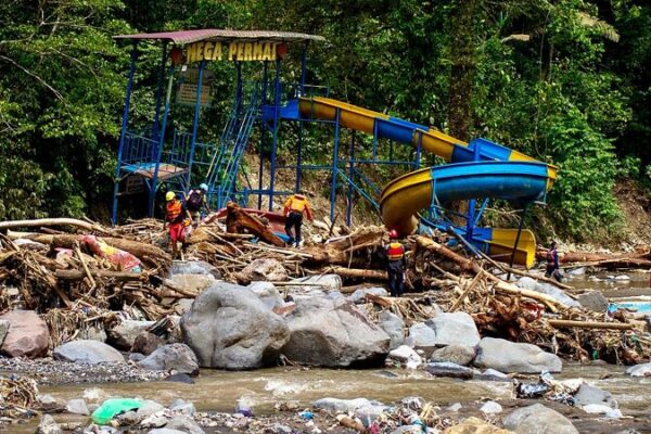 Inundaciones_en_Sumatra_dejan_67_muertos__20_au_n_desaparecidos__