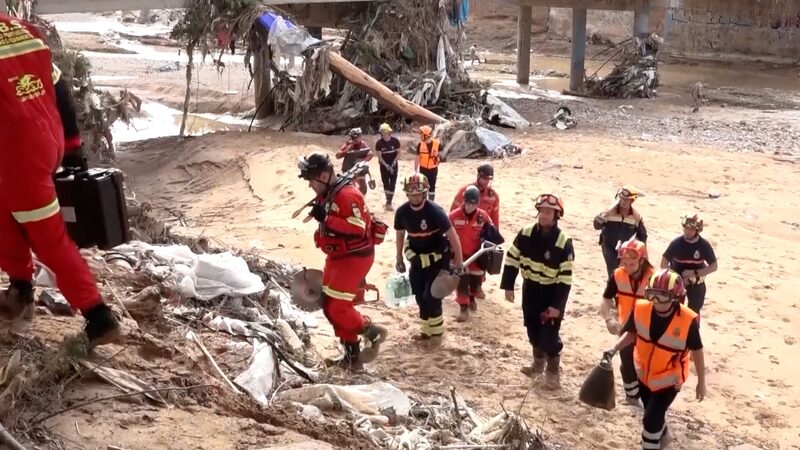Inundaciones_histo_ricas_en_Valencia__10_000_efectivos_se_unen_al_rescate video poster