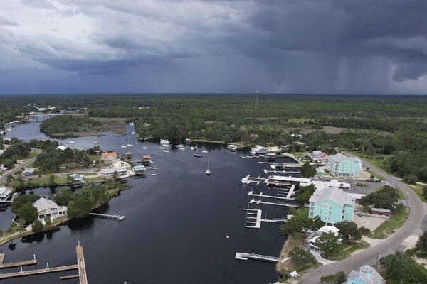 Inundaciones_intensas_mientras_la_tormenta_tropical_Idalia_llega_a_la_costa_oeste_de_Florida____ video poster