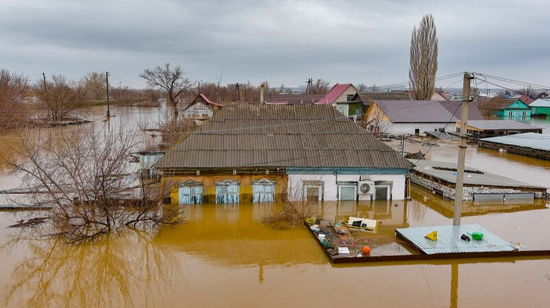 Inundaciones_re_cord_en_los_Urales_de_Rusia_obligan_a_miles_a_huir______