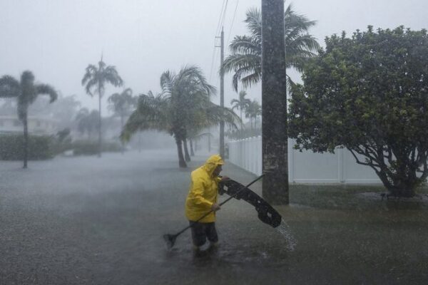 Inundaciones severas golpean el sur de Florida: carreteras bajo el agua y viajes detenidos 🌧️🚗 Inundaciones_severas_golpean_el_sur_de_Florida__carreteras_bajo_el_agua_y_viajes_detenidos____ video poster