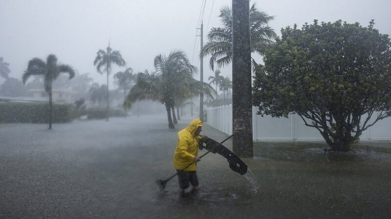 Inundaciones_severas_golpean_el_sur_de_Florida__carreteras_bajo_el_agua_y_viajes_detenidos____ video poster