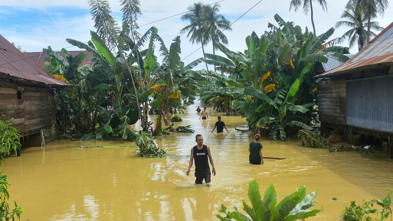 Inundaciones_tra_gicas_en_el_sur_de_Sulawesi__Indonesia__dejan_15_muertos____