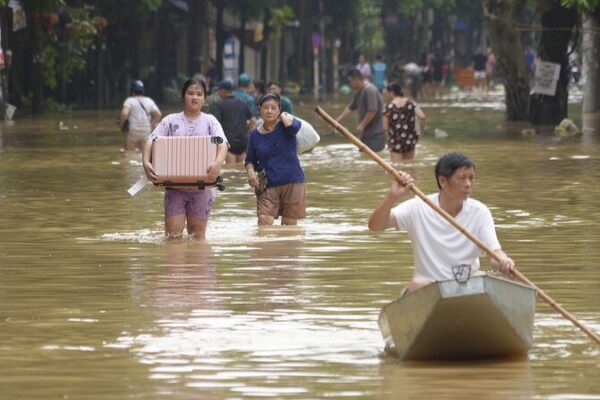 Inundaciones y Deslizamientos de Tierra Golpean Hanói: Partes de la Ciudad Permanecen Sumergidas 🌊 Inundaciones_y_Deslizamientos_de_Tierra_Golpean_Hano_i__Partes_de_la_Ciudad_Permanecen_Sumergidas__