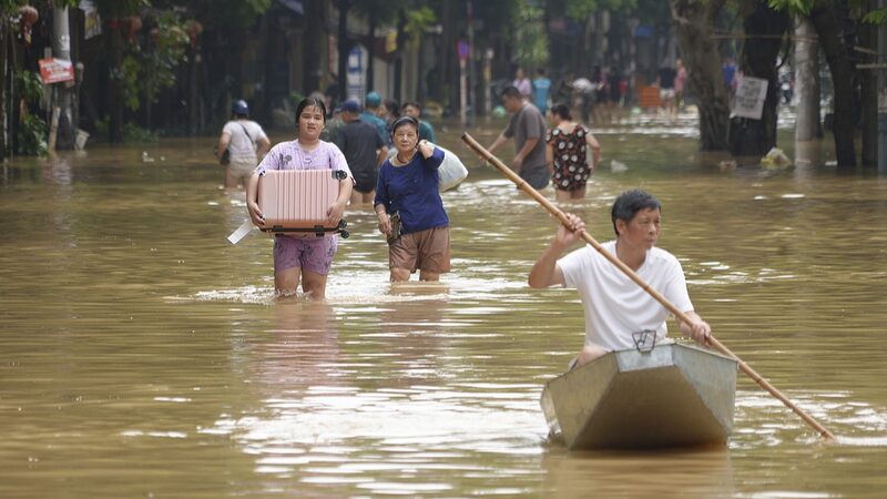 Inundaciones_y_Deslizamientos_de_Tierra_Golpean_Hano_i__Partes_de_la_Ciudad_Permanecen_Sumergidas__