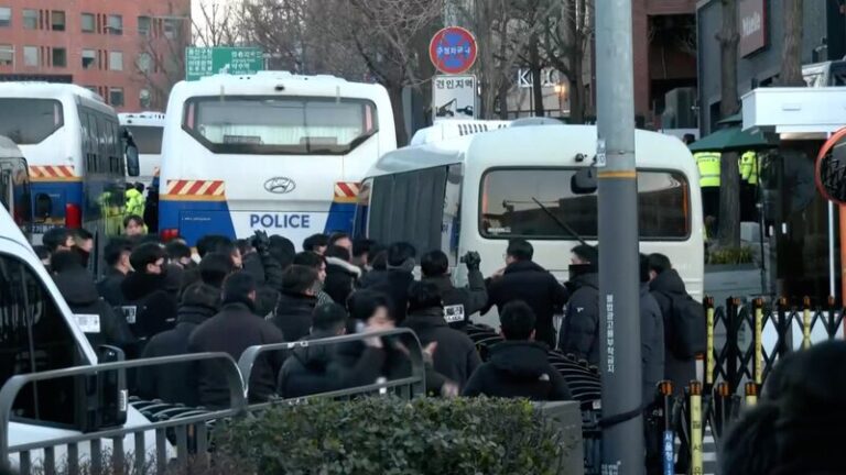 Investigadores confrontan a soldados para arrestar al presidente destituido Yoon Suk-yeol en Seúl Investigadores_confrontan_a_soldados_para_arrestar_al_presidente_destituido_Yoon_Suk_yeol_en_Seu_l video poster