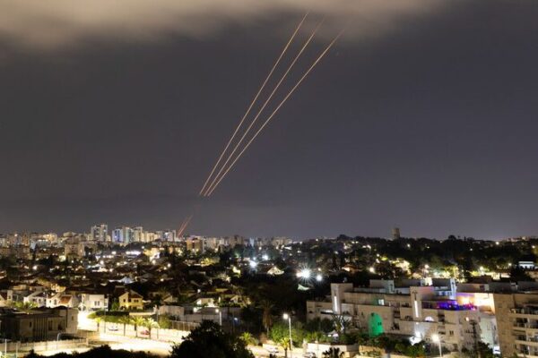 Ira_n_contraataca__decenas_de_drones_lanzados_hacia_Israel video poster